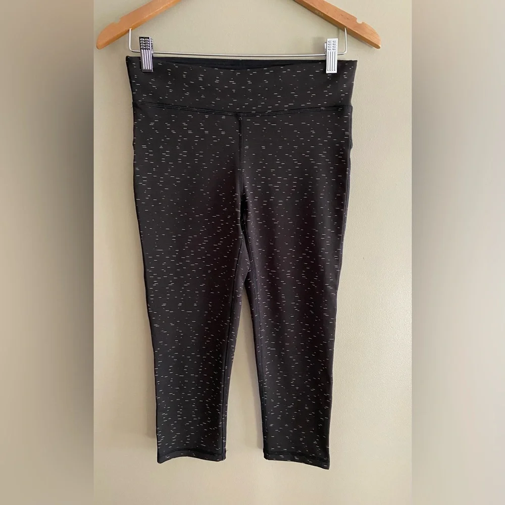 Xersion: Black Forted Capris Leggings with Brushed White Detail